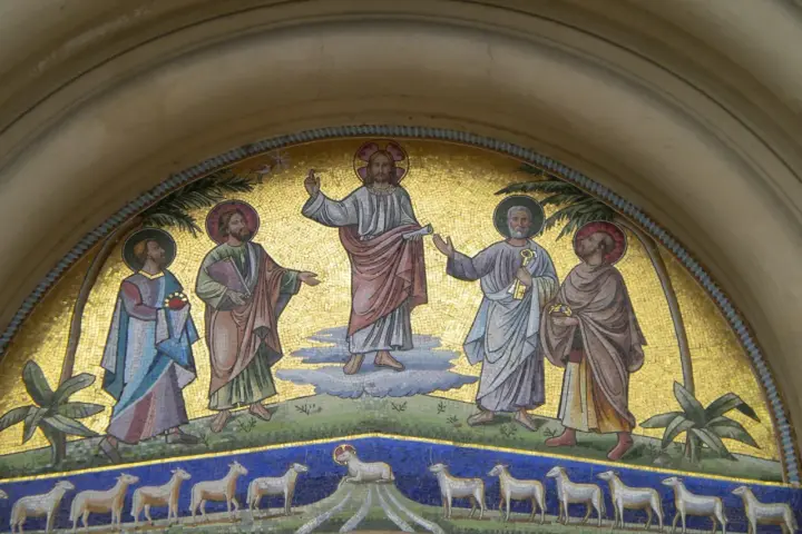 Mosaik zeigt Jesus mit Aposteln, die Schafe hüten. LK 4.