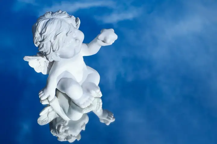 Biały cherubin na tle błękitnego nieba, odbijający się w lustrzanej powierzchni. Symbolizuje różne rodzaje modlitwy, od błagania po dziękczynienie.