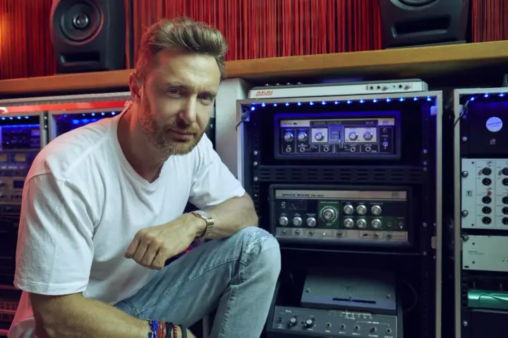 David Guetta w studiu, otoczony sprzętem, gdzie powstają jego hity.