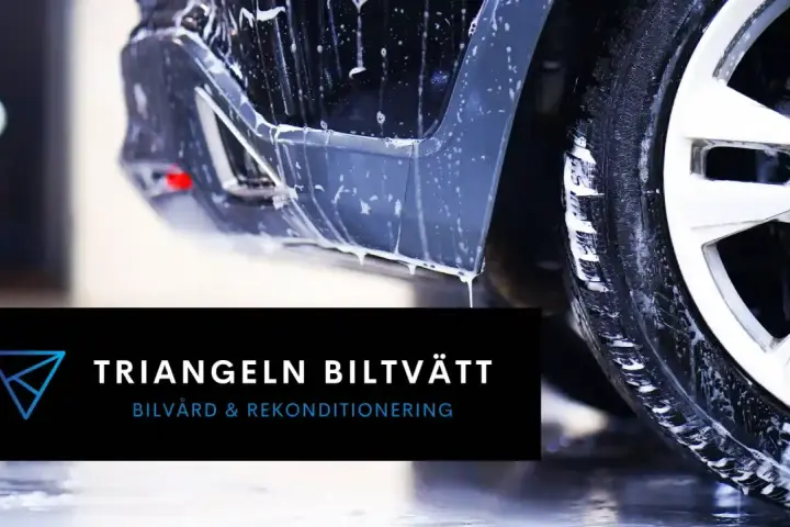 Bil som tvättas med skum, redo för Turtle Wax Pro-behandling. Triangeln Biltvätt erbjuder bilvård och rekonditionering.