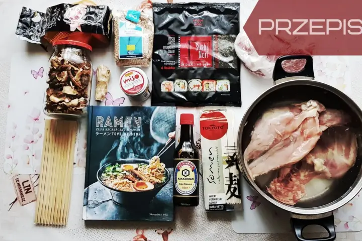 Składniki na pyszny ramen na pierwszy raz: suszone grzyby, nori, sos sojowy, makaron somen, sezam i kurczak do bulionu.