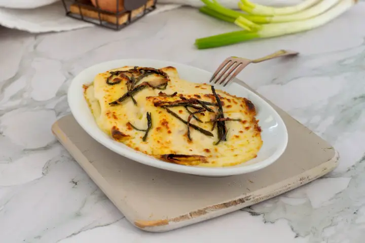 Crespelle con asparagi gratinate al forno, un piatto saporito e invitante, pronto per essere gustato.