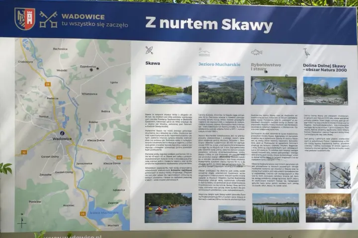 Wadowice i okolice: mapa z zaznaczoną rzeką Skawą, Jeziorem Mucharskim i obszarem Natura 2000. Odkryj piękno przyrody i historię regionu.