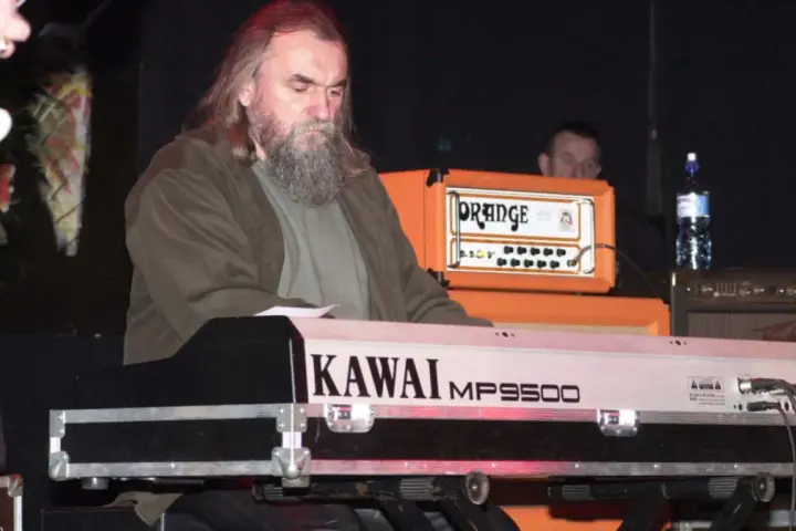 Klawiszowiec zespołu Dżem, z charakterystyczną brodą, gra na keyboardzie Kawai MP9500.