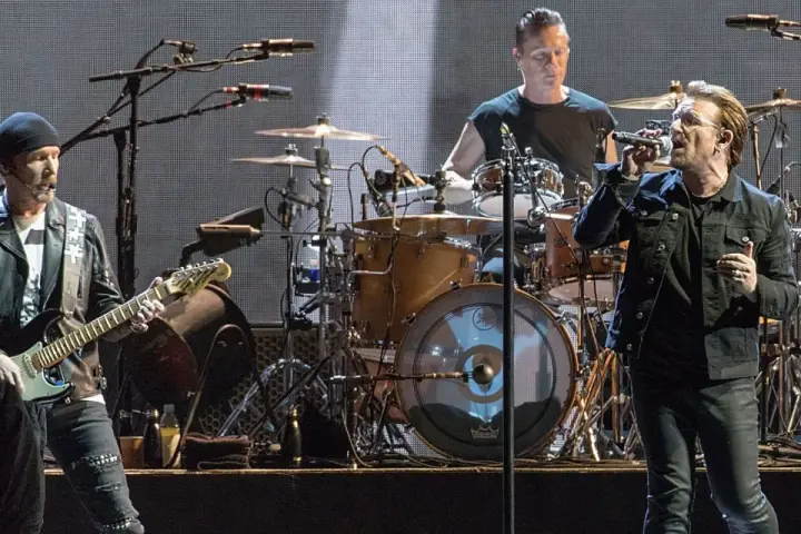 U2 sur scène, The Edge à la guitare, Bono au micro, Larry Mullen Jr. à la batterie. Un concert mémorable, comme un Joshua Tree.