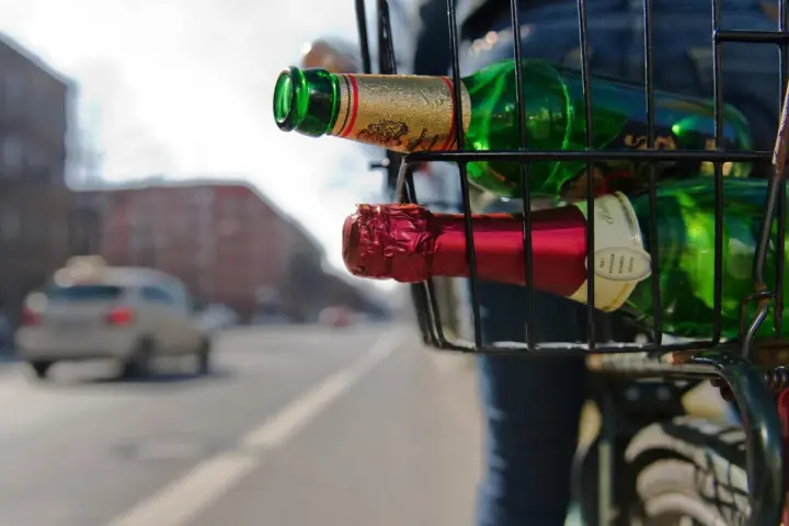Flaschen im Fahrradkorb. Vorsicht: betrunken Fahrrad fahren Strafe!