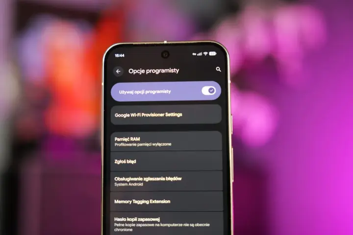 Ekran telefonu Xiaomi z włączonymi opcjami programisty. Dowiedz się, jak przyspieszyć telefon Xiaomi, korzystając z tych ustawień.