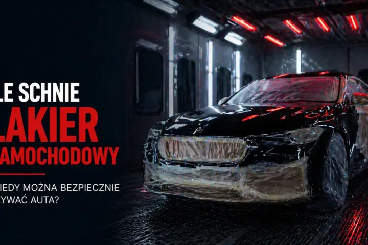 Czarny samochód w kabinie lakierniczej. Tekst: "Ile schnie lakier samochodowy i kiedy można bezpiecznie używać auta?".