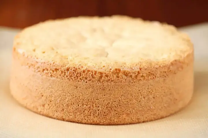 Idealny biszkopt z 4 jaj z mąką ziemniaczaną, puszysty i lekki. Idealny do tortów i deserów.
