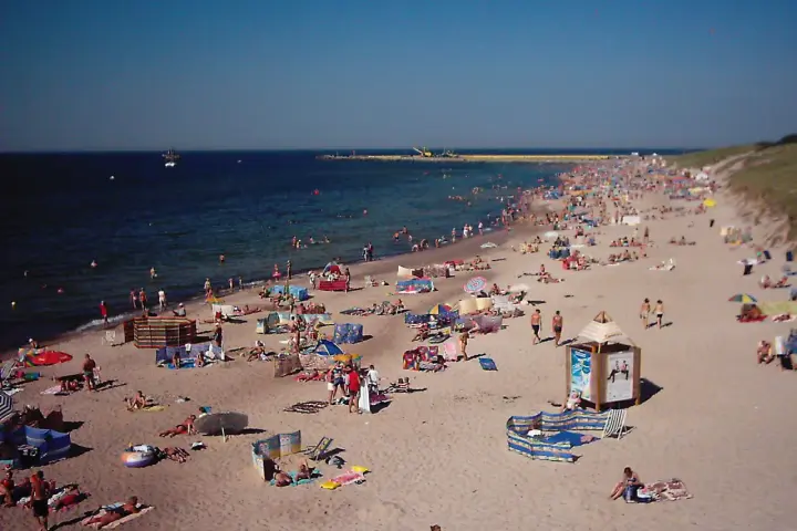 Tłum ludzi na plaży w Darłówku Wschodnim lub Zachodnim. Słońce, morze i piasek.