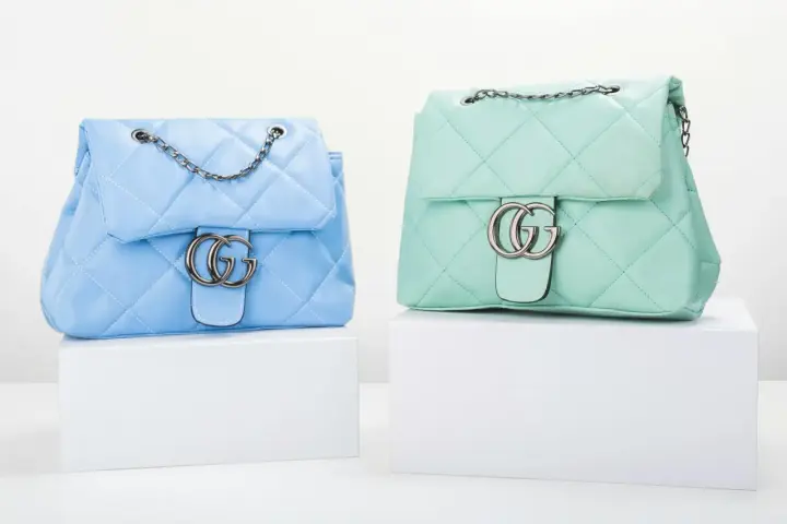 Dwie pikowane torebki damskie Gucci w pastelowych kolorach: błękitnym i miętowym, z charakterystycznym logo GG.