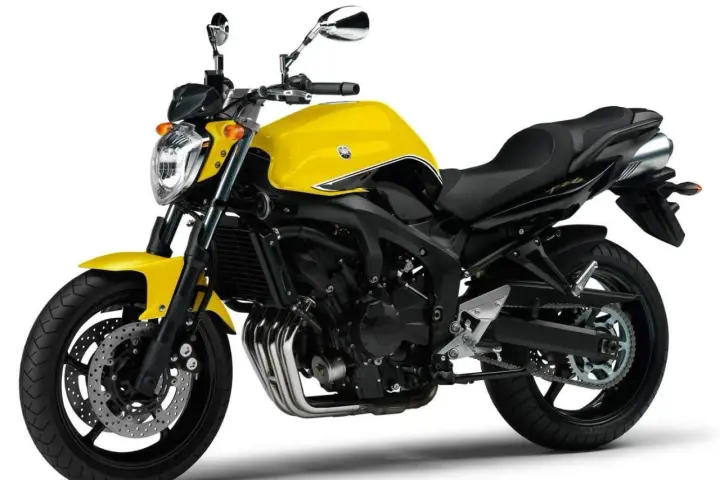 Jasnożółty motocykl Yamaha FZ6 z czarnym siedzeniem i detalami. Idealny do miejskiej dżungli.