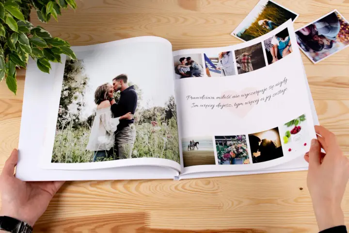 Otwarta fotoksiążka z romantycznymi zdjęciami pary i cytatem o miłości. Idealne miejsce na ciekawe teksty do fotoksiążki.