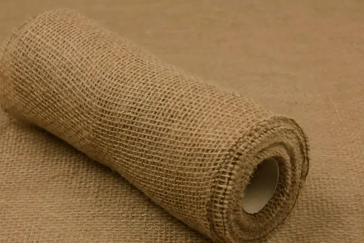 Zrolowana juta, naturalny materiał, idealny do dekoracji i rękodzieła. Juta co to? To ekologiczny wybór.