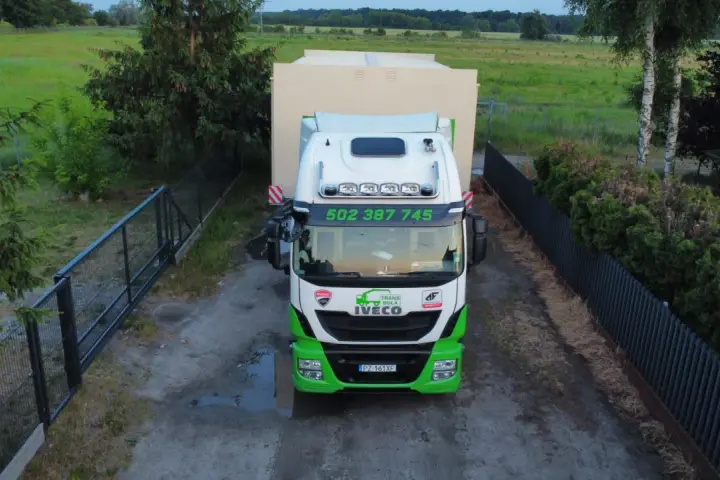 Ile waży naczepa z plandeką? Sprawdź, by uniknąć problemów z transportem