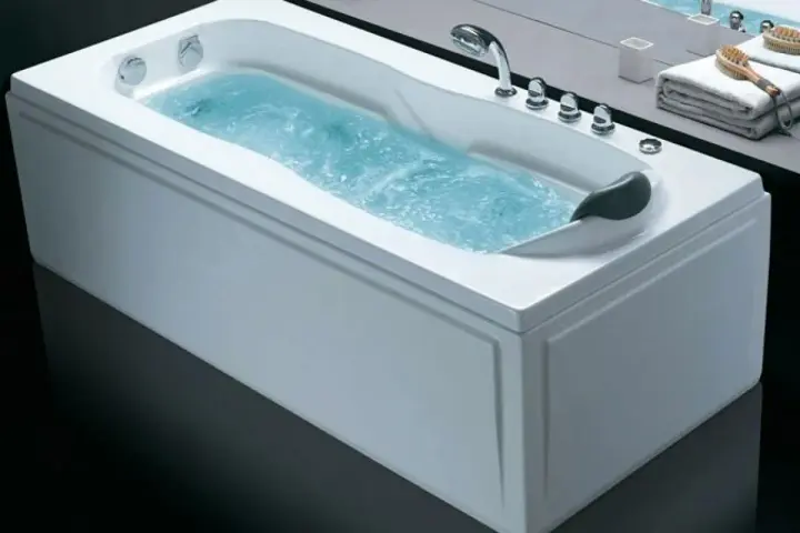 Baignoire balnéo remplie d'eau. Pour un entretien optimal, découvrez comment nettoyer les buses d'une baignoire balnéo.
