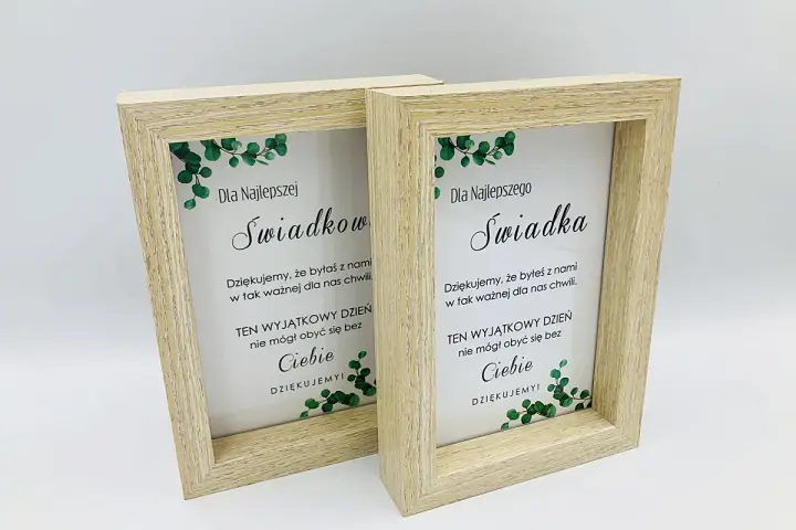 Ramki z tekstem: "Dla Najlepszej Świadkowej/Świadka. Dziękujemy, że byłaś/byłeś z nami w tak ważnej dla nas chwili. Ten wyjątkowy dzień nie mógł obyć się bez Ciebie. Dziękujemy!" - idealne podziękowania dla świadków.
