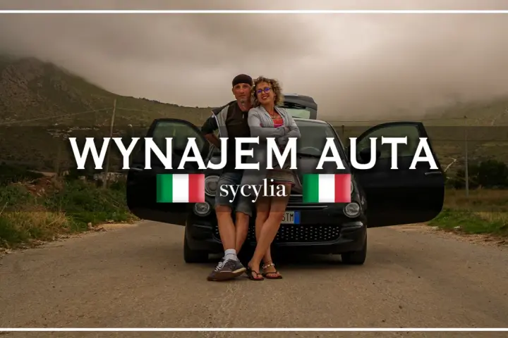 Para zwiedzająca Sycylię, z otwartymi drzwiami czarnego auta. Idealny wynajem auta Sycylia na niezapomniane wakacje.