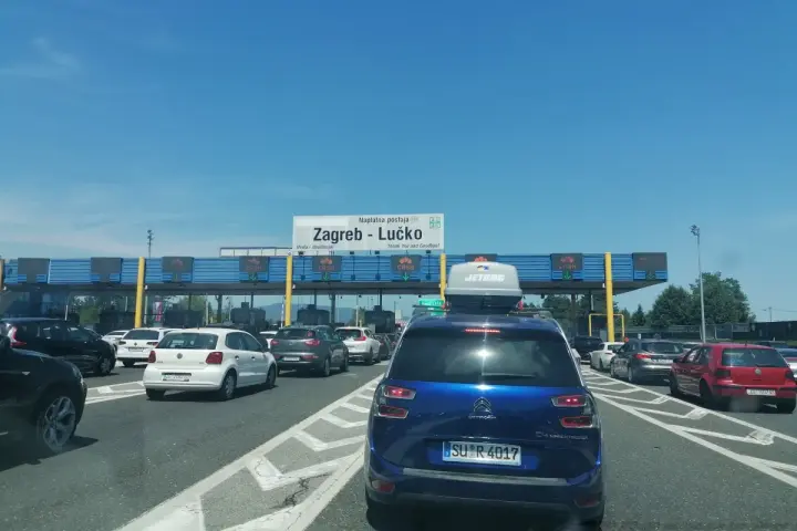 Korki na autostradzie przed bramkami do opłat w Chorwacji. Winiety Chorwacja to klucz do płynnej podróży.