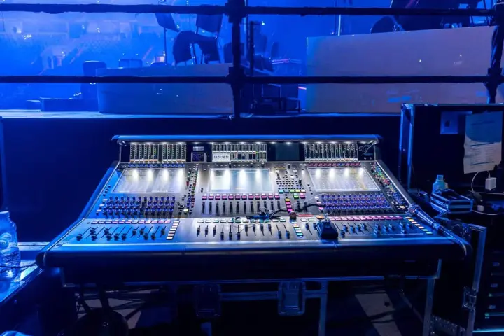 Profesjonalna konsoleta dźwiękowa, jak w **Hans Zimmer studio**, gotowa do tworzenia epickich ścieżek dźwiękowych.