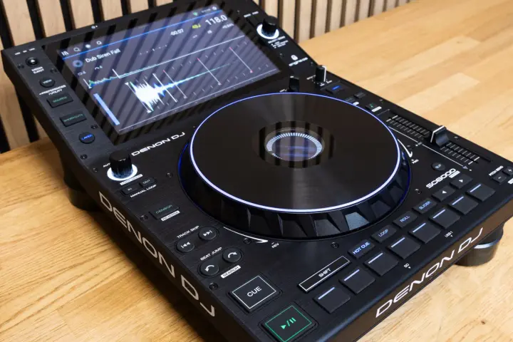 Profesjonalny odtwarzacz Denon DJ z dotykowym ekranem i podświetlanym talerzem. Idealny dla każdego DJ-a.