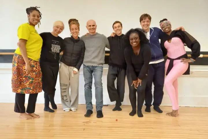 Grupa ludzi w studio tańca, gotowa do zajęć z muzyką funk.