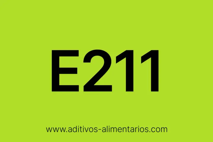 E211, conservante común como el benzoato de sodio, en un fondo verde brillante.