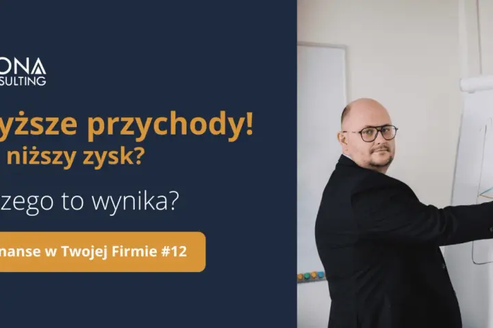 Mężczyzna w garniturze tłumaczy na tablicy wykres, jak wyższe przychody mogą nie oznaczać wyższego zysku.