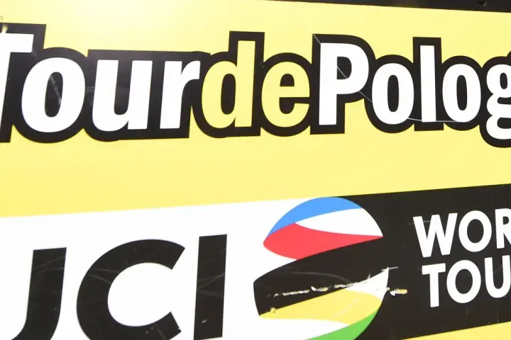Logo Tour de Pologne i UCI World Tour na żółtym tle.