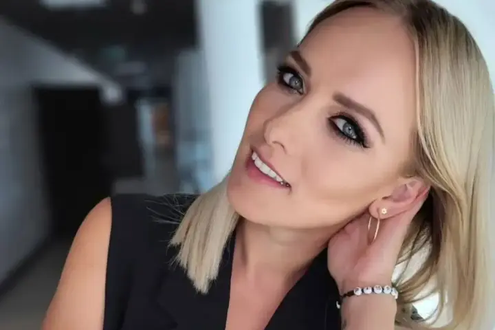 Aleksandra z "Jaka to melodia?" z uśmiechem i biżuterią na uchu.