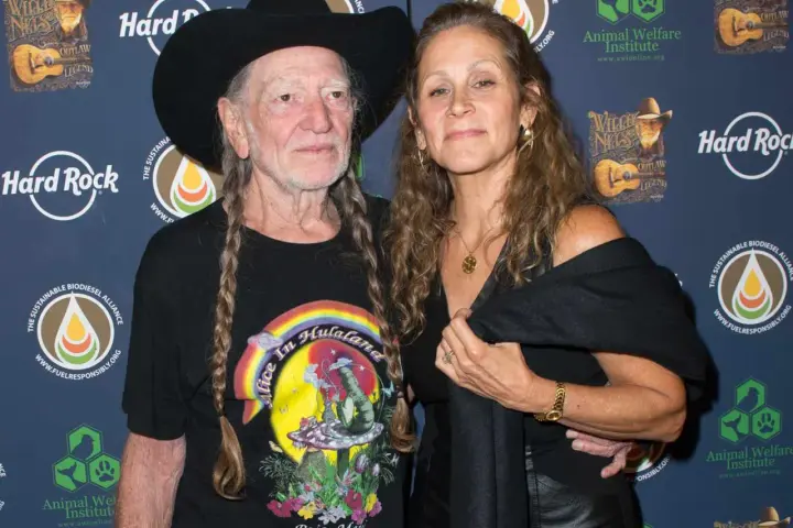 Willie Nelson z żoną Annie D'Angelo pozują do zdjęcia.