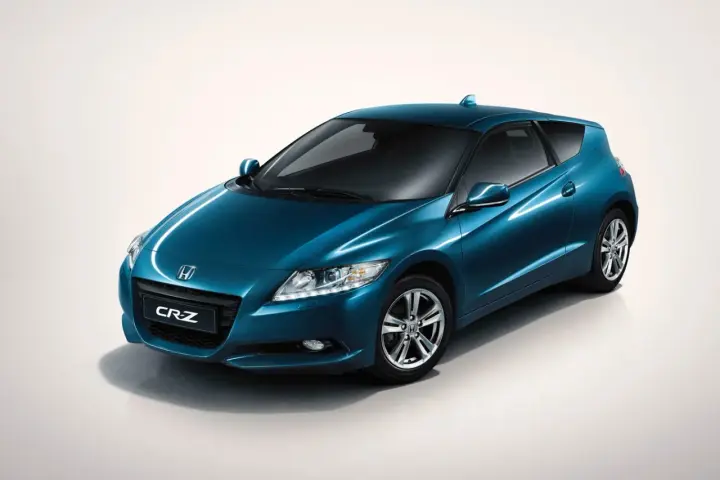 Błękitny Honda CR-Z z błyszczącym lakierem, prezentujący sportowy design i hybrydową moc.