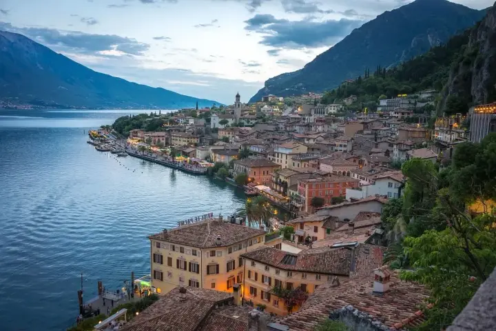 Vacker vy över en stad vid en sjö i norra Italien. Tänk att **camping norra Italien** här skulle vara drömmen!