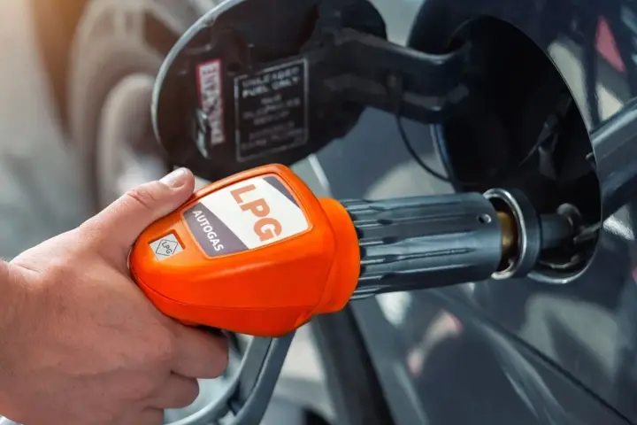 Tankowanie auta gazem LPG. Pomarańczowa dysza z napisem "AUTOGAS LPG" jest wkładana do baku pojazdu.