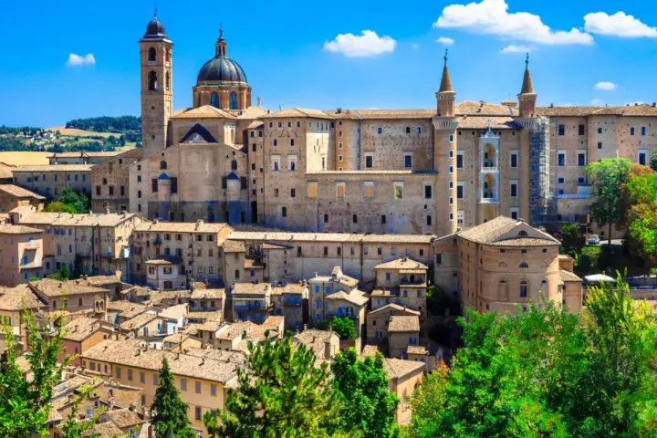 Urbino, con il suo imponente Palazzo Ducale, è un punto strategico per visitare le Marche, offrendo scorci mozzafiato e storia.