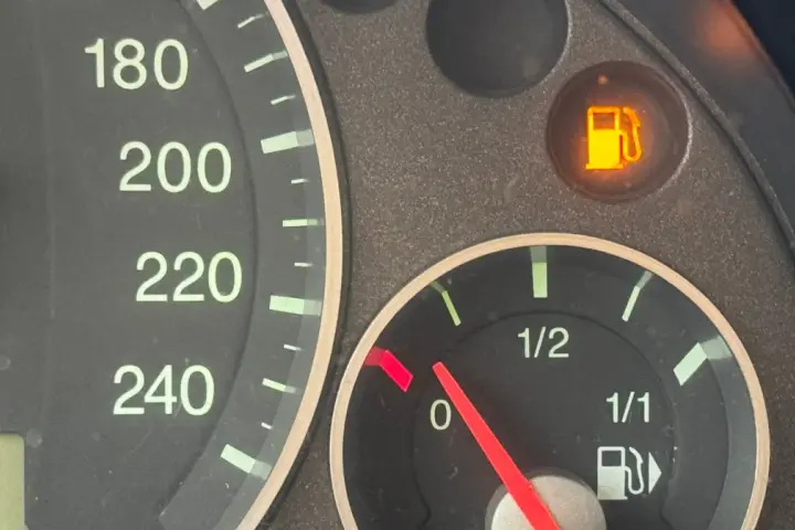 Wskaźnik paliwa na czerwonym polu, kontrolka rezerwy świeci. Ile km na rezerwie diesel? Czas na tankowanie!
