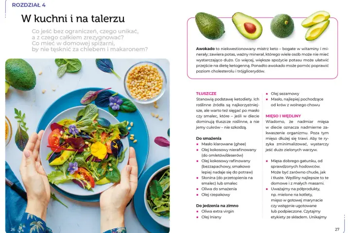 Kolorowa sałatka z awokado, pomidorów i ziół, idealna na dietę keto bez mięsa. Obok miseczka orzeszków piniowych.