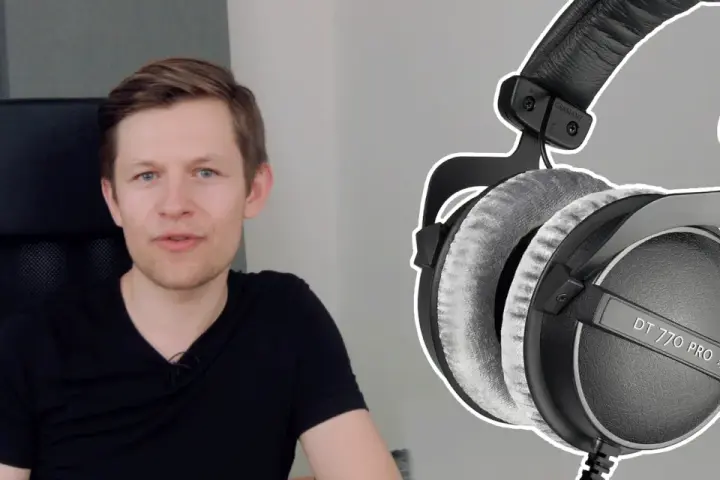 Mężczyzna w czarnej koszulce obok słuchawek do mixu Beyerdynamic DT 770 PRO.