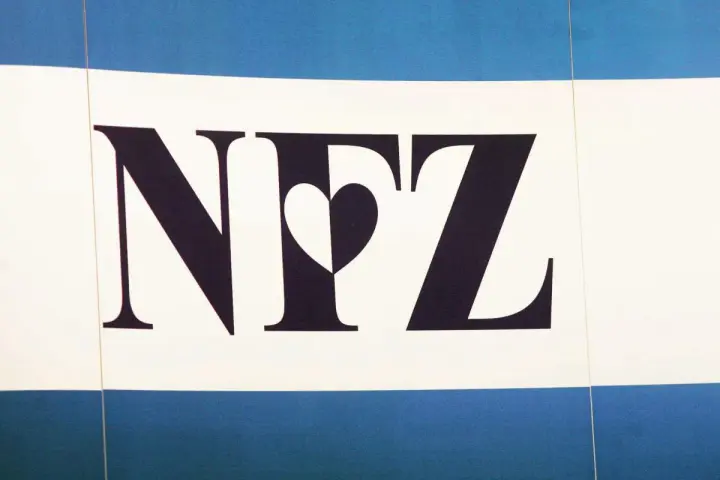Logo NFZ z sercem w środku na tle niebiesko-białych pasów.