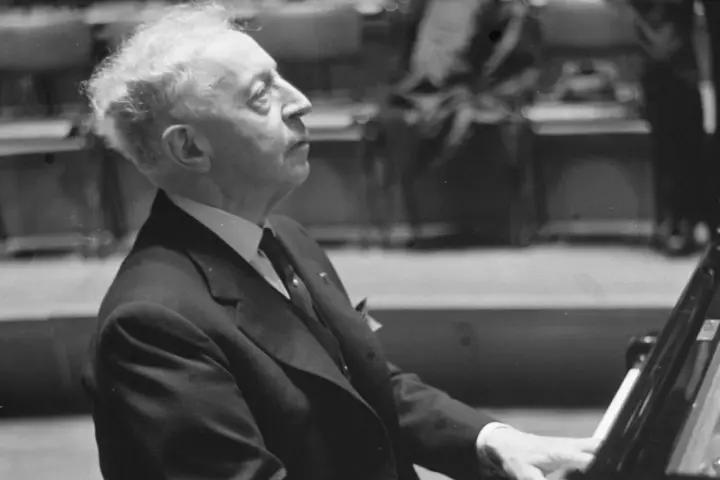 Artur Rubinstein, mistrz fortepianu, w skupieniu grający. Ciekawostki o jego życiu i karierze są fascynujące.