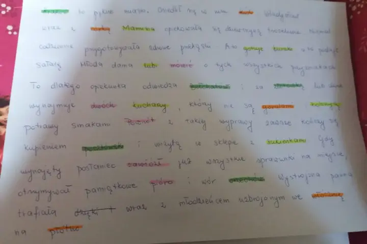 Dyktando klasa 7: Mama z córką w pięknym mieście, gotuje buraki i sałatę. Opiekunka wynajmuje kucharki, kupuje pocztówki i sukienki.