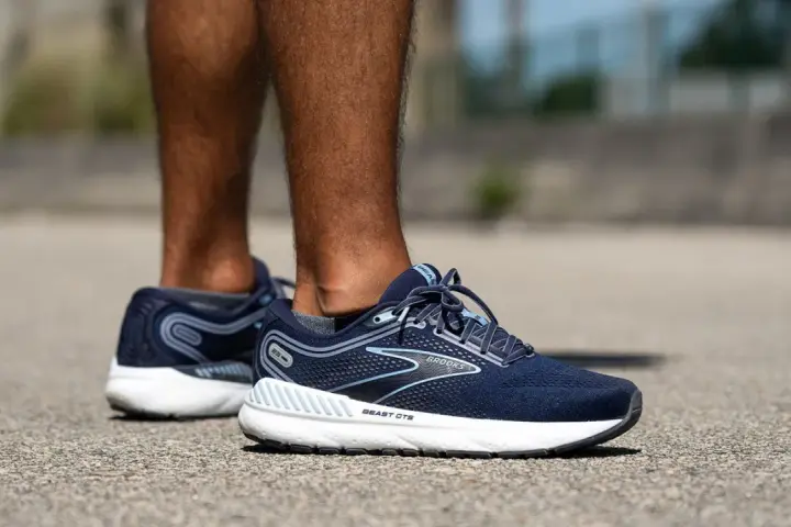 Zapatillas Brooks Beast GTS, ideales como calzado para tendinitis tibial posterior, con soporte y amortiguación.