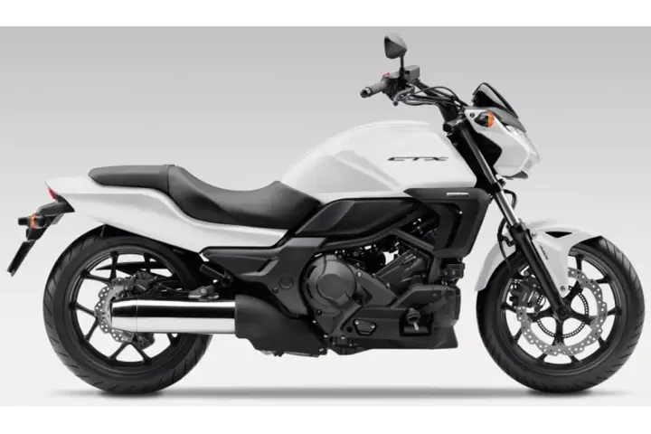 Biały motocykl Honda CTX z czarnym siedzeniem i detalami. Nowoczesny design, gotowy na każdą drogę.