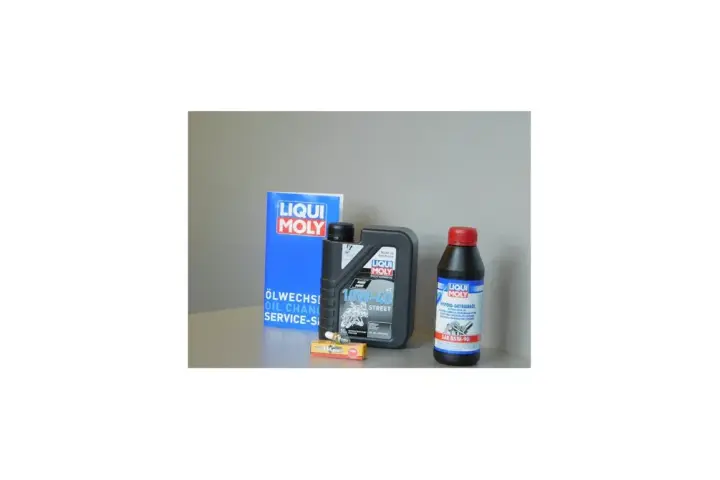 Kit per la manutenzione del motore SYM: olio motore 10W-40, olio per ingranaggi SAE 85W-90 e candela.