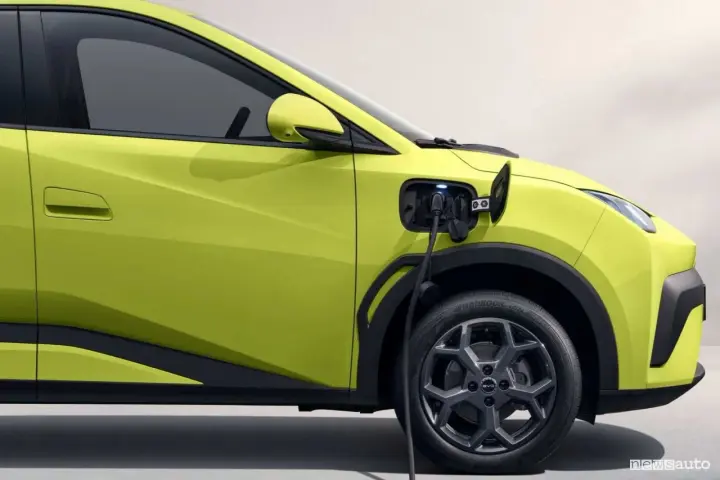 Auto elettrica verde in carica, un passo verso il futuro della mobilità sostenibile in Veneto.