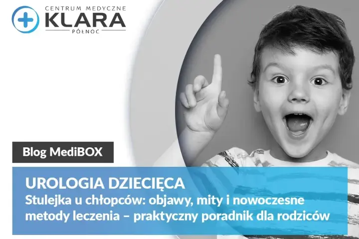 Uśmiechnięty chłopiec z uniesionym palcem, symbolizujący wiedzę o problemie stulejka u dziecka. Poradnik urologii dziecięcej.
