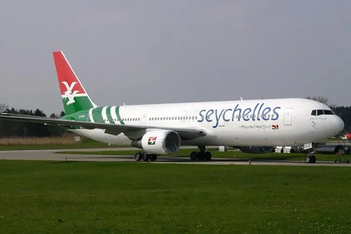 Samolot Air Seychelles na płycie lotniska, gotowy do startu.