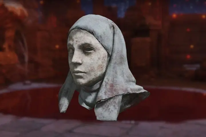 Máscara blanca de Elden Ring, con un rostro sereno y velo gris manchado de sangre, sobre un fondo oscuro y rojizo.