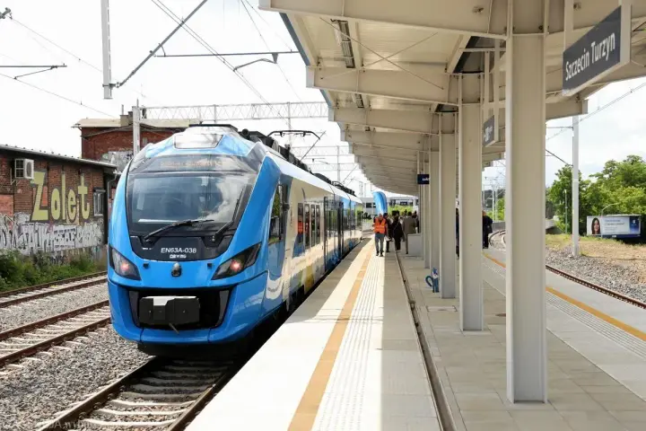 Błękitny pociąg EN63A-038 na stacji Szczecin Turzyn, gotowy do podróży.