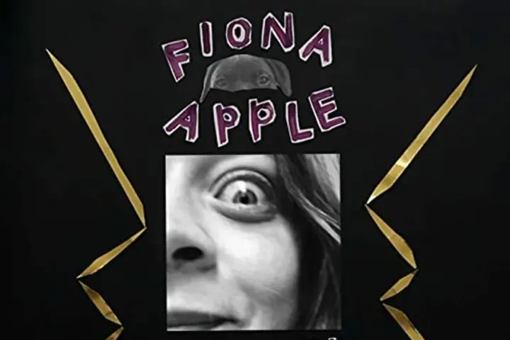 Fiona Apple, visage expressif, regard intense, entourée de lettres violettes et de pointes dorées.